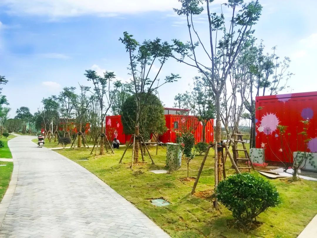 集装箱红色主题酒店营地建筑