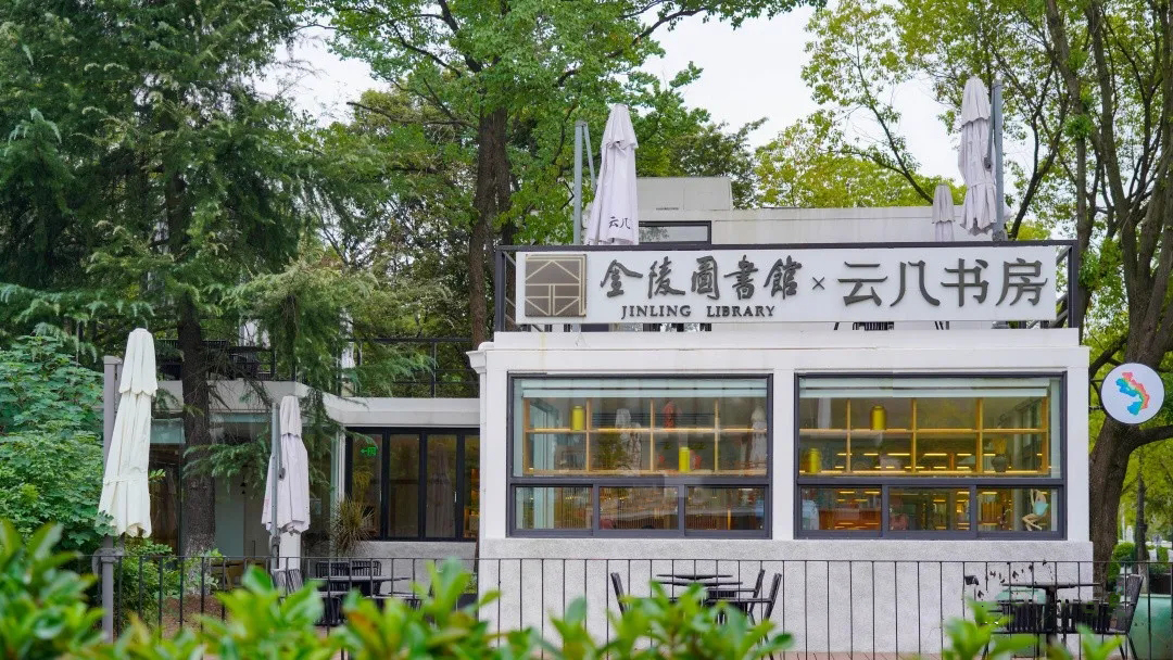 点亮城市的集装箱商铺书店